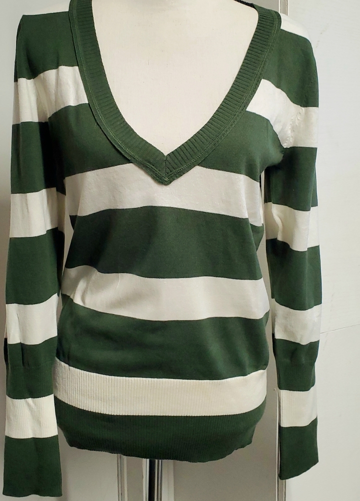 SO Brand V Neck Pullover Sweater Size XL Green and Ivory